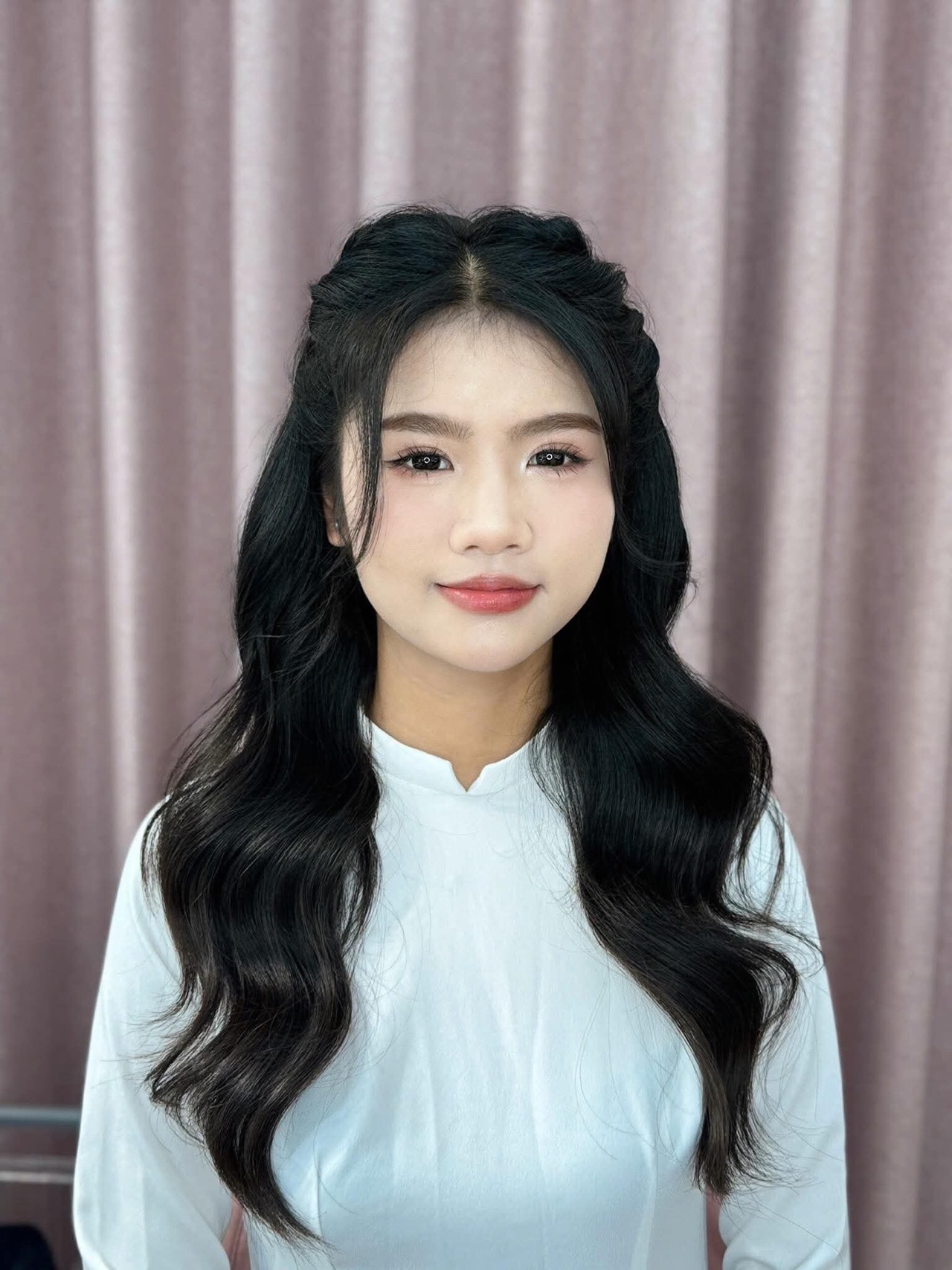 Layout makeup kỷ yếu tông nhẹ đi cùng áo dài trắng