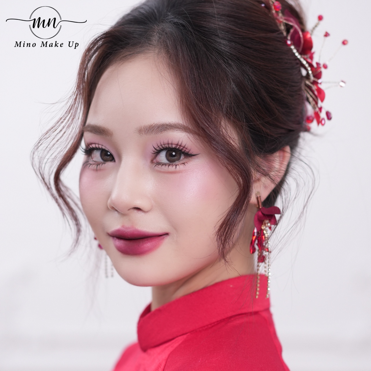 Cô dâu trong lễ ăn hỏi với layout tông đỏ