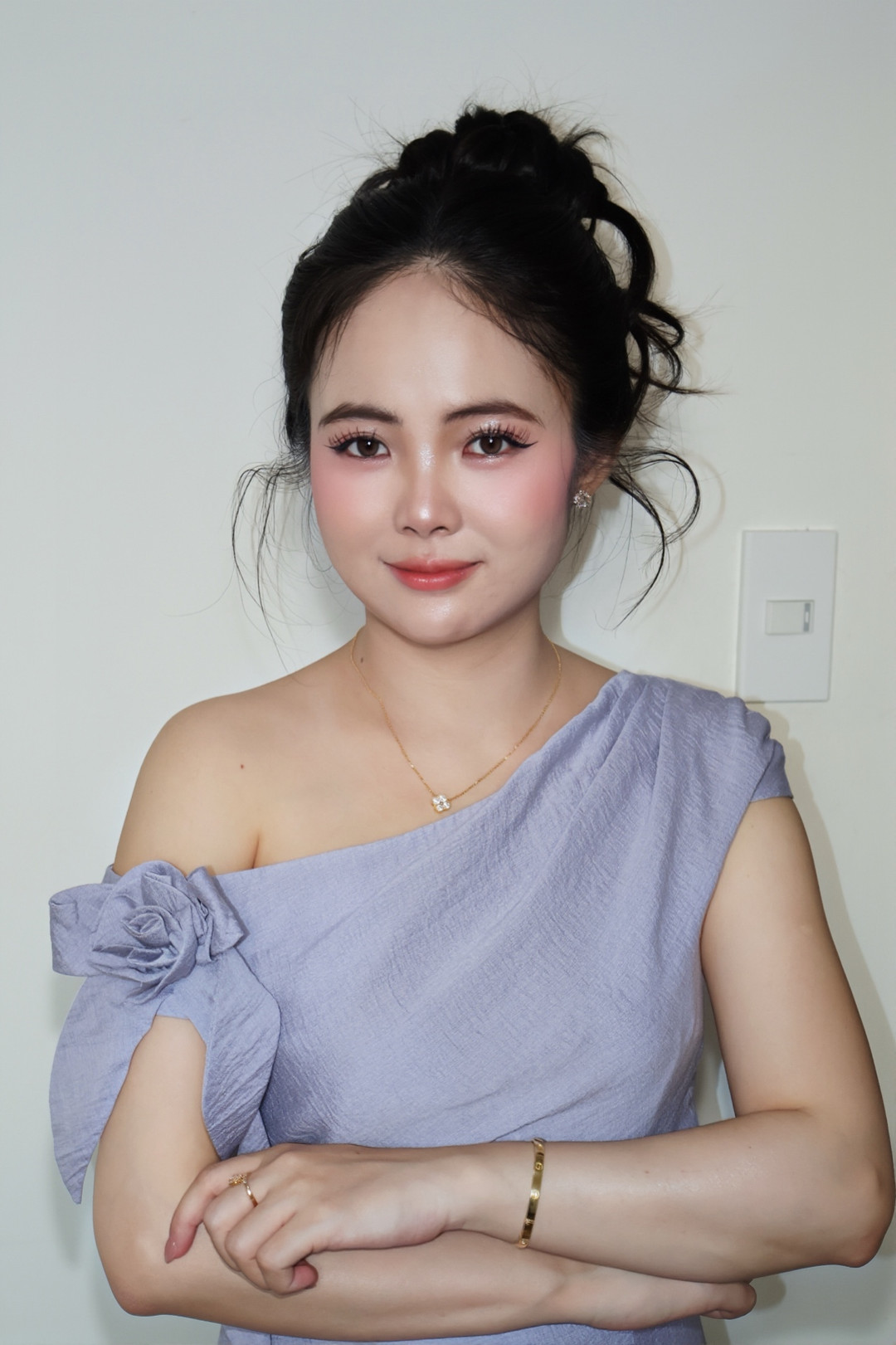 Khách được trang điểm và làm tóc hoàn chỉnh trước khi đi tiệc